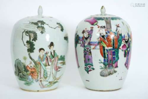 Lot van twee antieke Chinese gedekselde gemberpotten in porselein met een polychroom [...]