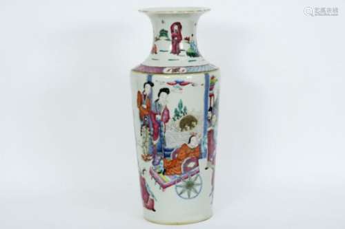 Antieke Chinese vaas in porselein met een polychroom decor met personages - hoogte [...]