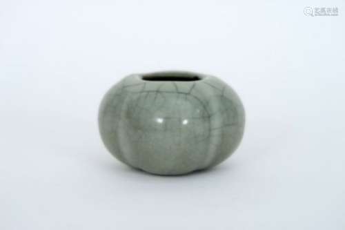 Kleine Chinese inktpot met een pompoenvorm in porselein met celadon craquelé-glazuur [...]