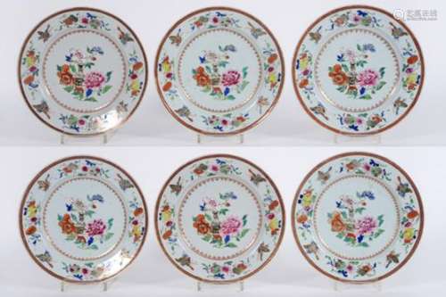 Set van zes achttiende eeuwse Chinese borden in porselein met een Famille Rose-decor [...]