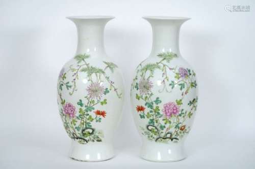 Paar Chinese balustervazen in gemerkt porselein met polychroom bloemendecor - [...]