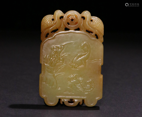 A CHINESE VINTAGE JADE PENDANT