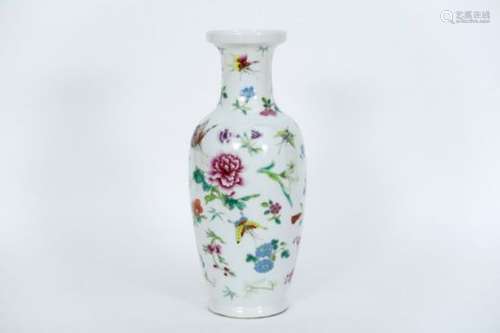 Chinese balustervaas in gemerkt porselein met Famille Rose-decor met bloemen en [...]