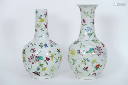 Lot van twee Chinese balustervazen in gemerkt porselein met Famille Rose-decor met [...]