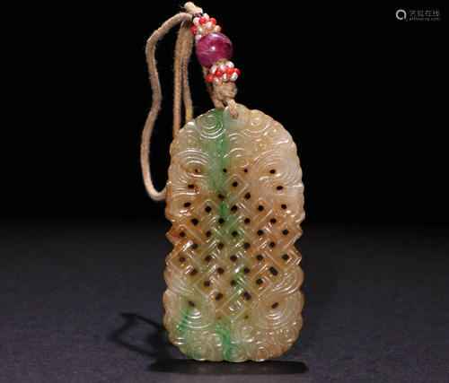 A VINTAGE CHINESE JADEITE PENDANT