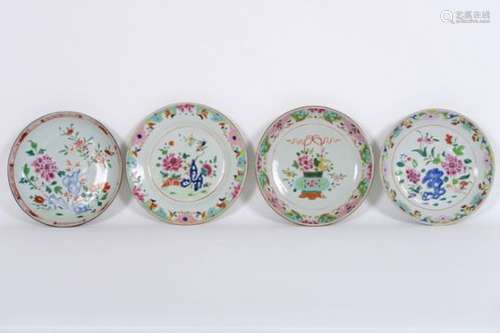 Lot van vier achttiende eeuwse Chinese borden in porselein met Famille Rose-decor met [...]