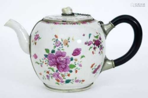 Achttiende eeuwse Chinese theepot in porselein met een Famille Rose-decor en met [...]