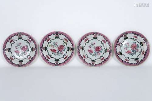 Set van 4 achttiende eeuwse Chinese borden in porselein met Famille Rose-decor met [...]