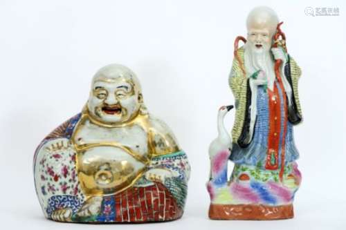 Lot van twee Chinese sculpturen in porselein : een gemerkte 