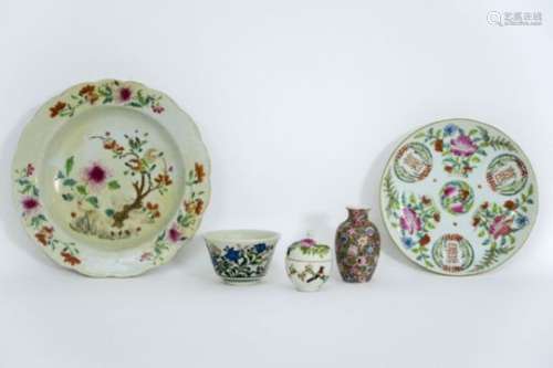 Lot (5) Chinees porselein - - several Chinese items in porcelain -