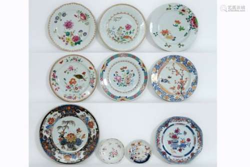 Lot (9) achttiende eeuws Chinees porselein met polychroom decor : 8 borden en een [...]