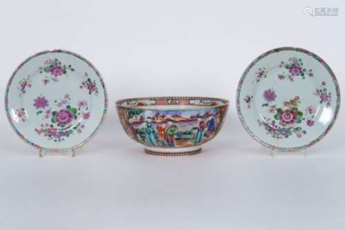 Lot (3) achttiende eeuws Chinees porselein met polychroom decor : paar borden [...]