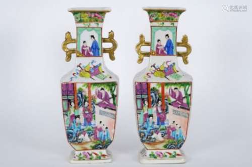 Paar negentiende eeuwse Chinese vazen in porselein met een typisch Cantonees decor - [...]