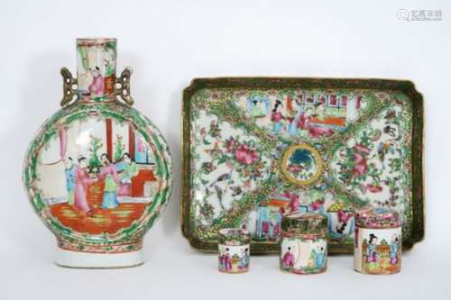 Lot (5) negentiende eeuws Chinees porselein met een Cantonees decor : plateautje, [...]