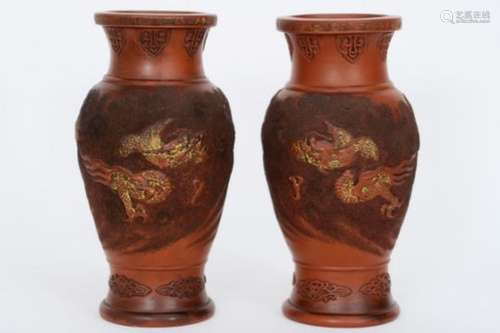 Paar Chinese vazen in gemerkt rood aardewerk met een drakendecor - hoogte : 24 cm [...]