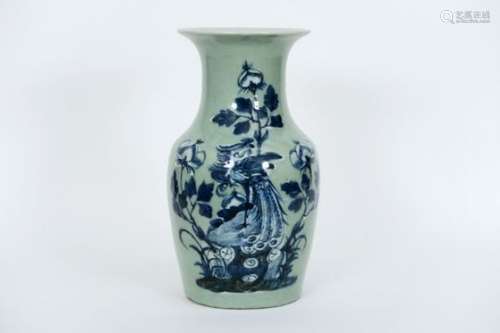 Antieke Chinese vaas in celadon-porselein met een blauwwit decor met kraanvogel - [...]