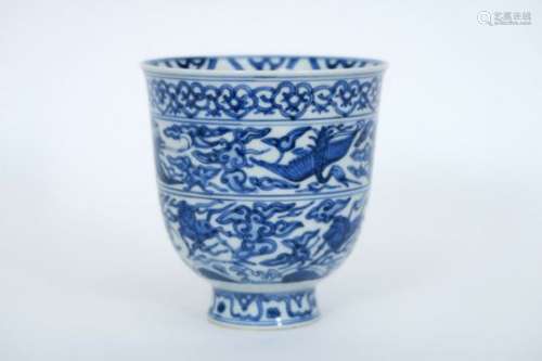 Chinese beker in gemerkt porselein met een blauwwit decor in banden met kraanvogels [...]