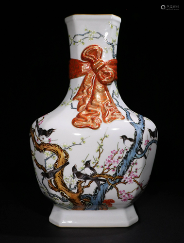 A CHINESE VINTAGE PORCELAIN VASE