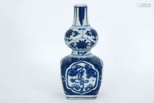 Chinese vaas met aparte kalebasvorm in gemerkt porselein met een blauwwit decor - [...]