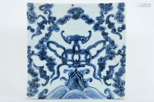 Antieke Chinese vierkante tegel in porselein met een blauwwit decor met [...]