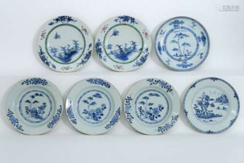 Lot van zeven achttiende eeuwse Chinese borden met blauwwit decor - - seven 18th [...]