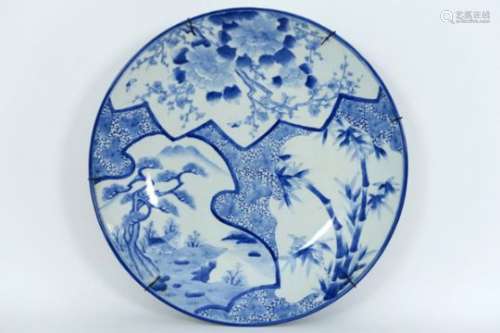 Negentiende eeuwse ronde Japanse schaal in porselein met blauwwit decor - diameter [...]