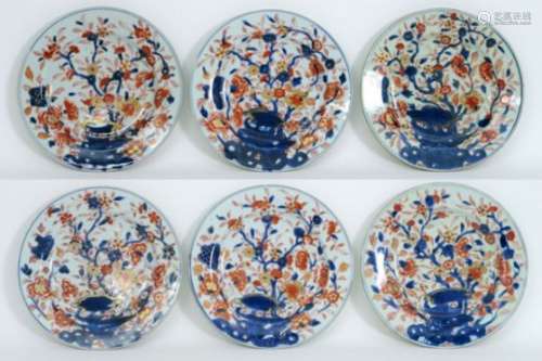 Serie van zes achttiende eeuwse Chinese borden in porselein met een Imari-decor - [...]