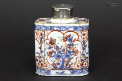 Achttiende eeuwse Chinese theebus in porselein met Imari-decor en met zilveren dop - [...]