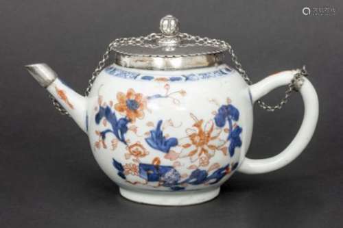 Achttiende eeuwse Chinese theepot in porselein met Imari-decor en met zilveren deksel [...]