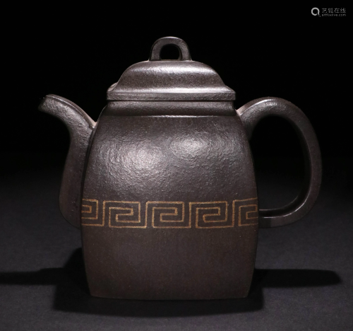 A ZISHA PURPLE CLAY TEAPOT