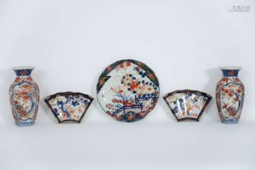 Lot (6) antiek Japans porselein met Imari-decor : twee schelpvormige borden, een paar [...]