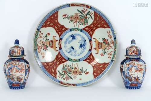 Lot (3) negentiende eeuws Japans porselein met Imari-decor : een vrij grote ronde [...]