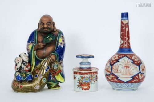 Lot Japanse items in porselein : flesvaas en gedekseld potje met Imari-decor en een [...]