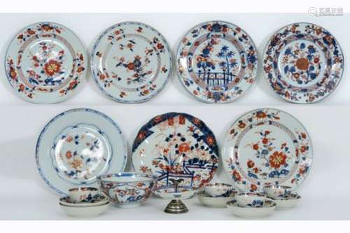 Lot achttiende eeuws Chinees porselein met Imari-decor : tasjes en ondertasjes, [...]