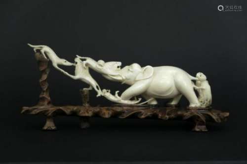 Antieke Chinese sculptuur in ivoor : 