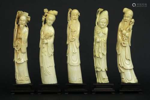 Reeks van vijf oude Chinese sculpturen in ivoor met mooie patine : vier mannelijke [...]