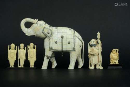 Lot (4) ivoor uit India (olifant en groepje van drie personages) en uit China - [...]