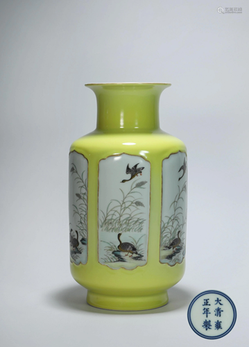 A CHINESE VINTAGE PORCELAIN VASE