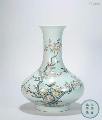 A FAMILLE ROSE PORCELAIN VASE