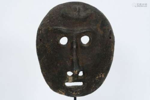WEST-NEPAL / TERRAI-GEBIEDEN goed, oud sjamanenmasker in klei (zeldzaam) met op het [...]