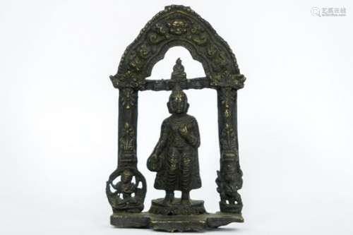 HIMALAYA-GEBIEDEN antieke sculptuur in brons met de voorstelling van de in een [...]