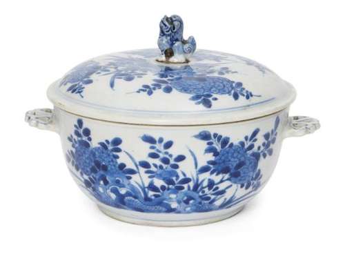 A Chinese porcelain bowl and cover, Kangxi period, painted in underglaze blue with chrysanthemum and