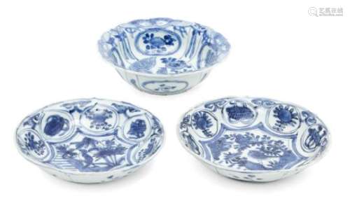 Two Chinese porcelain Kraak small dishes and a similar bowl, 17th century, each painted in