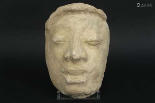 Antiek funerair masker in stucco met een menselijk gelaat - hoogte en breedte : [...]