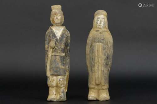 CHINA - WEI-DYNASTIE (220 - 265) twee grafvondsten in aardewerk met restanten van [...]