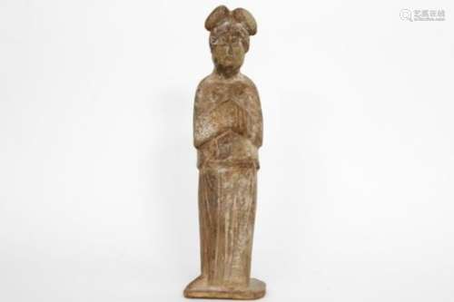 CHINA - TANG-DYNASTIE (618 - 906) grafvondst : sculptuur in aardewerk met restanten [...]