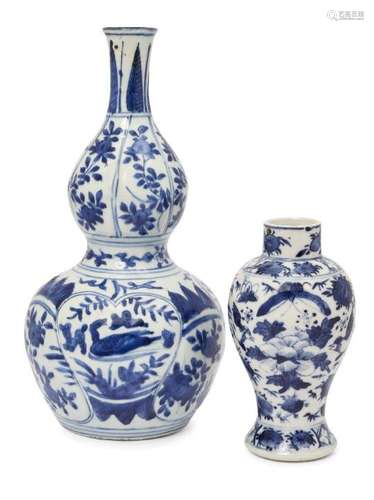 A Chinese export blue and white porcelain double gourd vase, Wanli, the upper tier decorated with