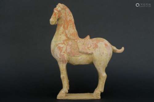 CHINA - TANG-DYNASTIE (618 - 906) grafvondst : paard in aardewerk met restanten van [...]