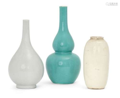 Three Chinese porcelain monochrome vases, 19th century, comprising a double gourd vase covered in