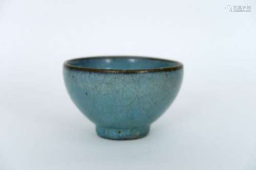 CHINA - SONG-DYNASTIE (960 - 1279) kleine bowl in aardewerk met lichtblauwe [...]